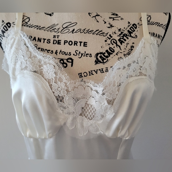 Dolce& Gabbana Bow-Emblished Cady Midi Dress. Size 44(Italian) to 8 US . - Picture 5 of 16